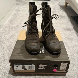 Sorel Joan of Arctic Wedge Mid in Grill, Black.